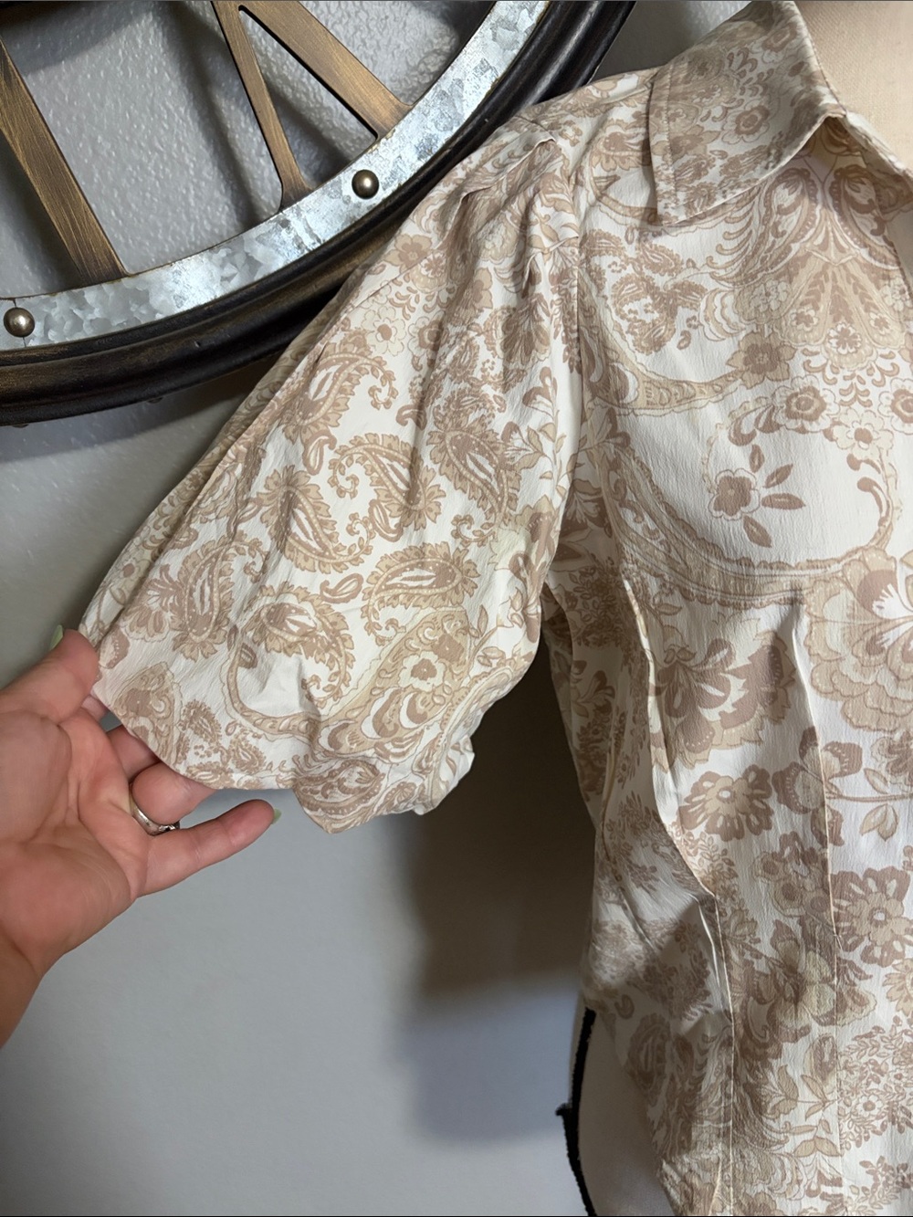 BAGATELLE White with tan flora print Puff Sleeve Button-Front Women's Shirt - Picture 6 of 10